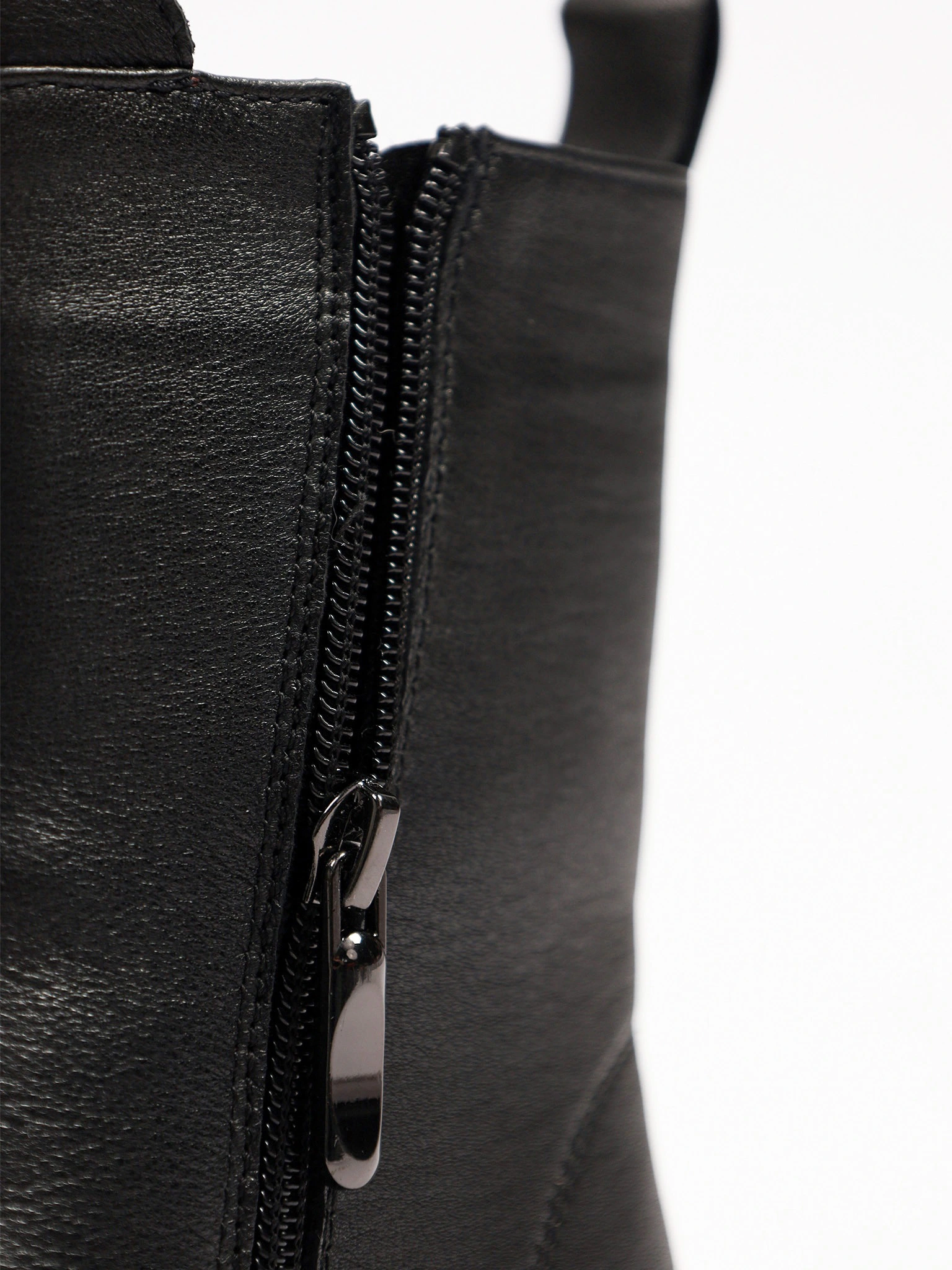 Ботинки черного цвета с декоративной молнией спереди